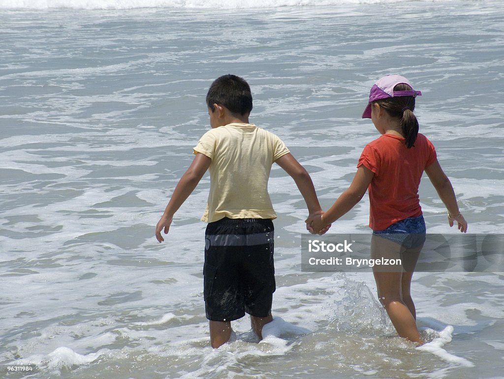 Mexican menino e menina em mar - Foto de stock de Escuro royalty-free