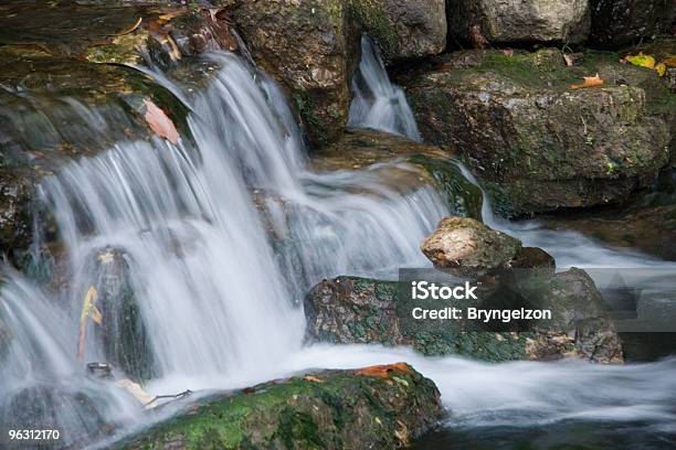 Río Cascada En Primer Plano Foto de stock y más banco de imágenes de Agua - Agua, Aire libre, Amanecer