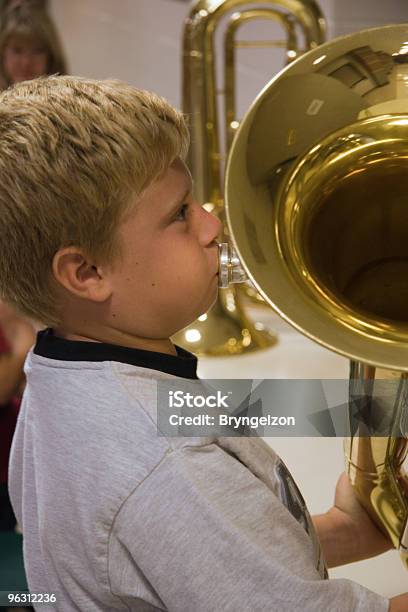 Ragazzo Cercando Il Suo Primo Strumento - Fotografie stock e altre immagini di Ambientazione interna - Ambientazione interna, Attrezzatura, Aula