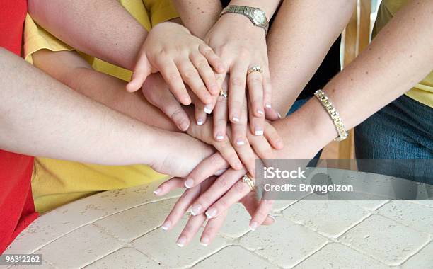 Foto de Irmãs Mãos e mais fotos de stock de Mão humana - Mão humana, União, Adulto