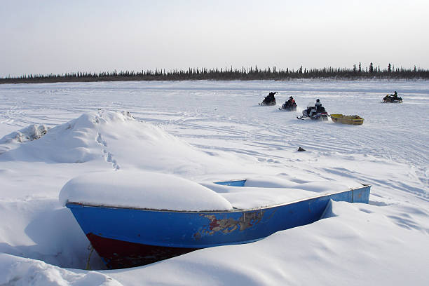 artic azul de snowmobile barco e embalagem - inuvik imagens e fotografias de stock