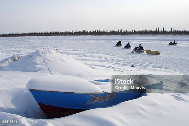 Artic Azul De Snowmobile Barco E Embalagem - Fotografias de stock e mais imagens de Estrada - Estrada, Gelo, Territórios do noroeste