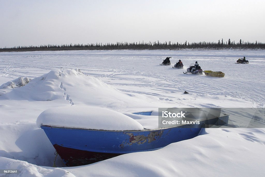 Арктический синий лодке и крытую Pack - Стоковые фото Дорога роялти-фри