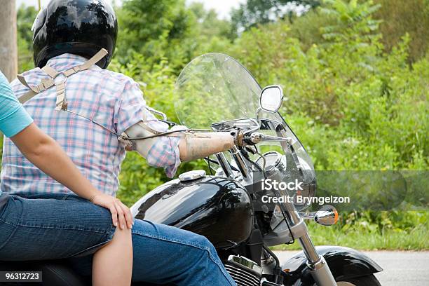 Vista Trasera Del Hombre Con Prothesis Foto de stock y más banco de imágenes de Equipo Protésico - Equipo Protésico, Amputado, Asistencia sanitaria y medicina