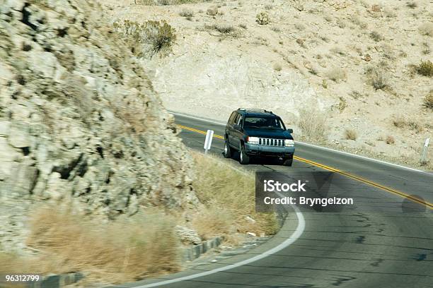 Foto de Perigoso Mountain Road e mais fotos de stock de Carro - Carro, Dirigir, Mover para baixo