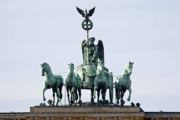 quadriga della porta di brandeburgo - greek goddess quadriga statue brandenburg chariot foto e immagini stock