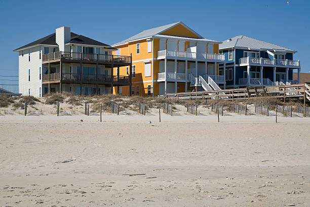 カラフルなビーチハウス - bald head island ストックフォトと画像