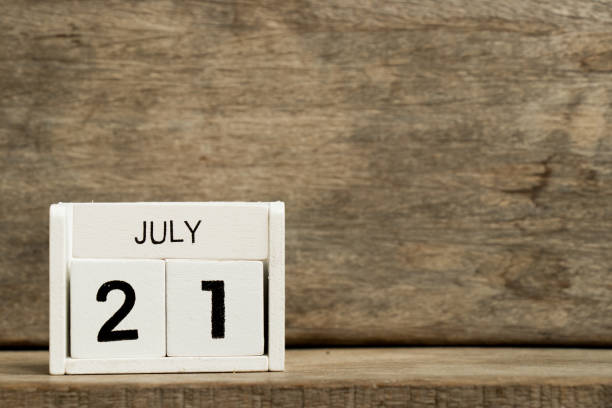 белый блок календарь настоящей даты 21 и месяц июля на лесном фоне - national holiday celebration event party calendar стоковые фото и изображения