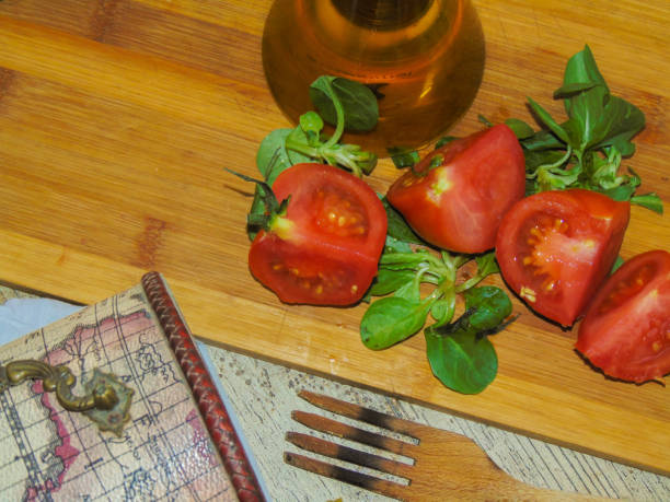 Colorful pasta salad complemented with a natural salad of lettuce and tomato. Besides, there's also an oil canister.