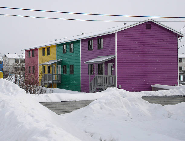 colorido inuvik casas - inuvik imagens e fotografias de stock