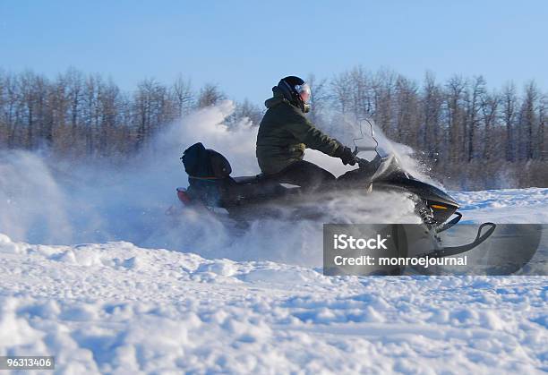 Organice En Snowmobiler Foto de stock y más banco de imágenes de Aire libre - Aire libre, Color - Tipo de imagen, Deporte de riesgo