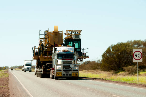 trasporto di macchinari pesanti di grandi dimensioni - loading wheel mining equipment foto e immagini stock