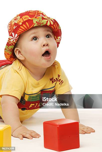 Foto de Bebê Na Camisa Amarela E Vermelha Panamá Olhando De Lado e mais fotos de stock de Alegria