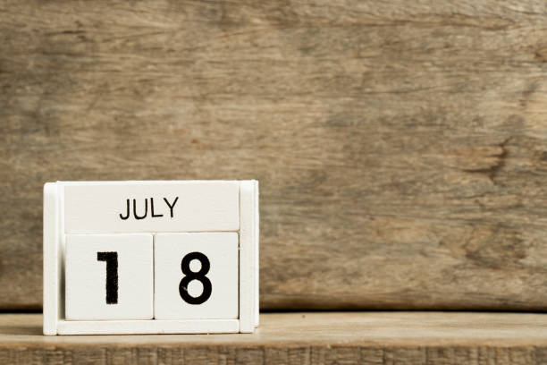 белый блок календарь настоящей даты 18 и месяц июля на лесном фоне - nelson mandela сто�ковые фото и изображения