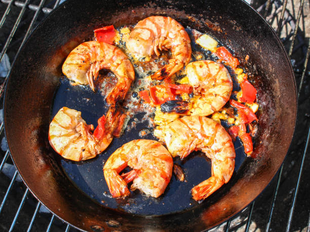 gambas cuites au charbon avec beurre, piment et ail - barbecue grill broiling barbecue vegetable photos et images de collection