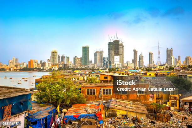 Ciudad De Mumbai India Foto de stock y más banco de imágenes de Pobreza - Pobreza, India, Riqueza