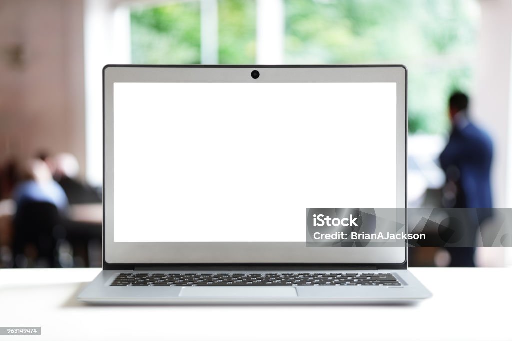 Laptop mit leeren Bildschirm im Büro - Lizenzfrei Laptop Stock-Foto