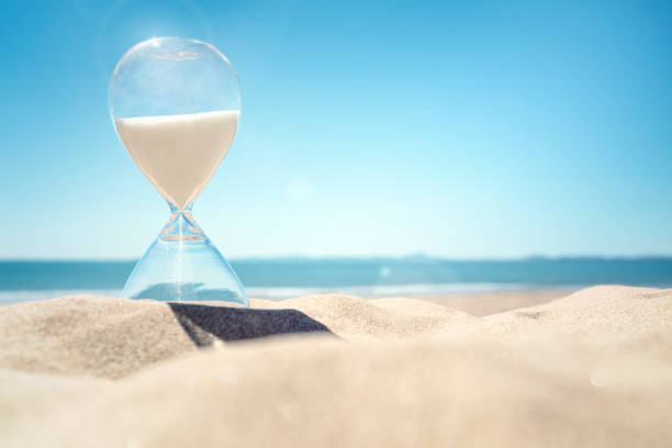 모래에서 해변에서 모래 시계 시간 - hourglass clock sand countdown 뉴스 사진 이미지