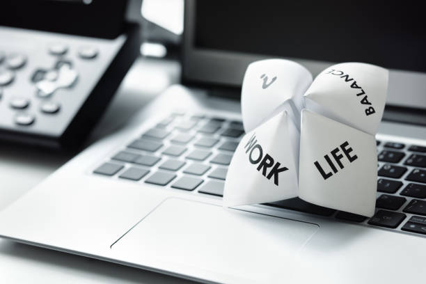 choix de vie équilibré entre travail et loisirs - overworked photos et images de collection