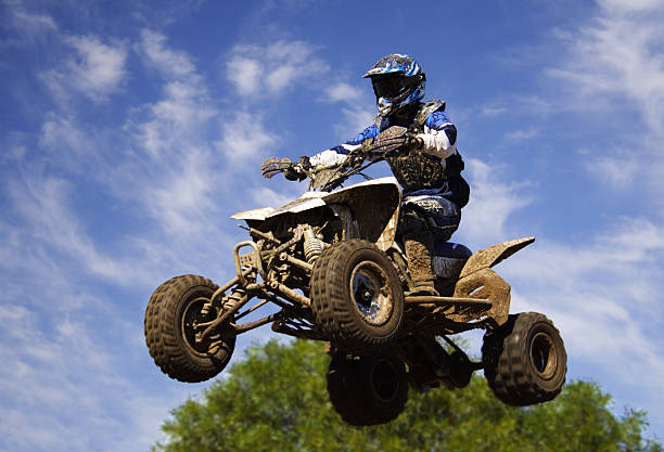 quad vélo saut - off road vehicle quadbike quad racing motocross photos et images de collection