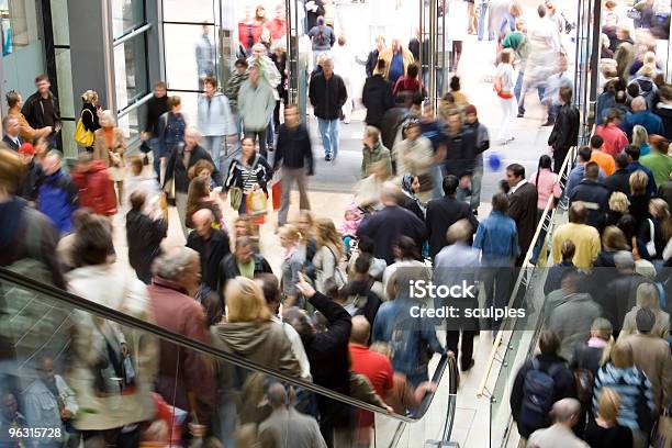 Foto de Multidão De Compras e mais fotos de stock de Shopping center - Shopping center, Multidão, Fazer Compras