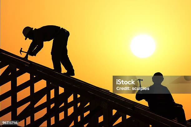 Due Costruttore Di Tetti - Fotografie stock e altre immagini di Costruttore di tetti - Costruttore di tetti, Sagoma - Controluce, Tetto