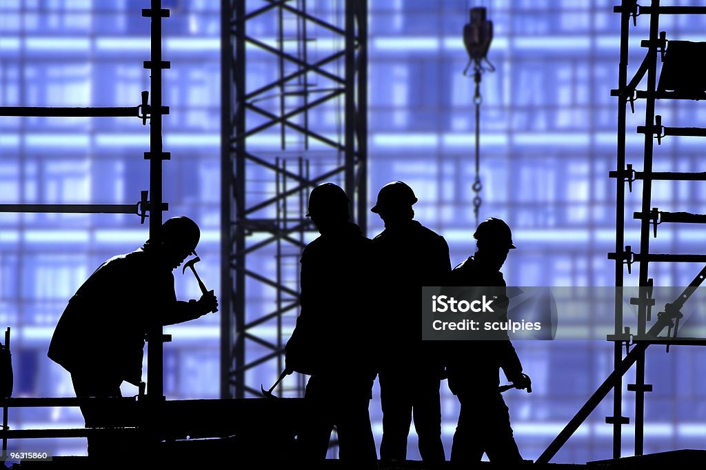 Silhueta de construção trabalhadores contra azul - Foto de stock de Silhueta royalty-free