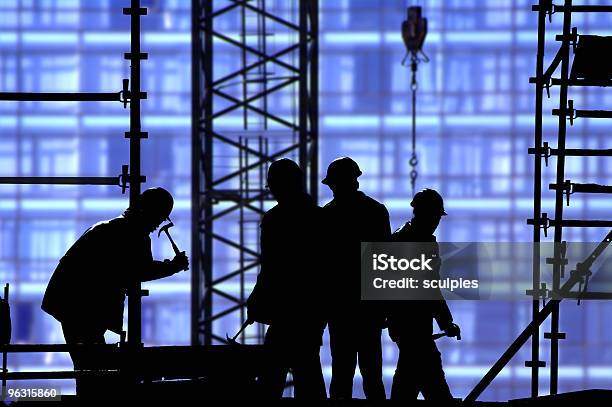 Foto de Silhueta De Construção Trabalhadores Contra Azul e mais fotos de stock de Silhueta - Silhueta, Trabalhador de Construção, Andaime