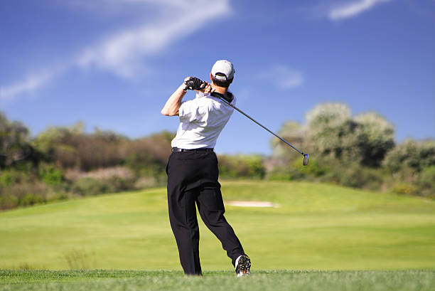 jogador de golfe tacada - unrecognizable person sky athlete competitive sport - fotografias e filmes do acervo