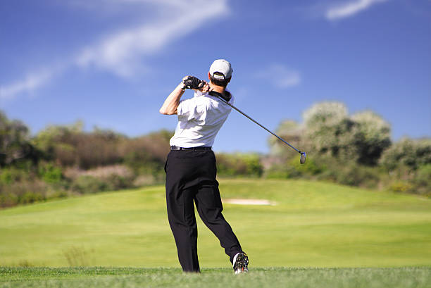пакет услуг «golfer swing - golf swing golf teeing off men стоковые фото и изображения