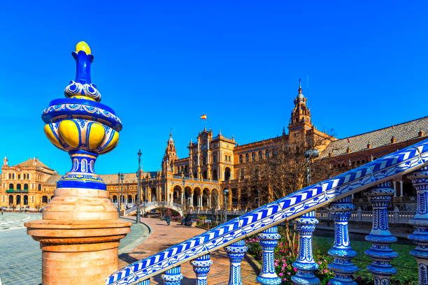 famosa decorazione ceramica in plaza de espana.  siviglia (siviglia), andalusia, spagna meridionale. - seville spanish culture spain town square foto e immagini stock