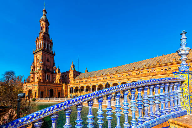 famosa decorazione ceramica in plaza de espana.  siviglia (siviglia), andalusia, spagna meridionale. - seville spanish culture spain town square foto e immagini stock