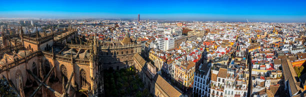 vista panorámica de sevilla desde la giralda torre - plaza de espana sevilla town square seville fotografías e imágenes de stock
