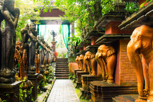 obras de arte en dusit dhewa, centro cultural de samui, isla de koh samui, tailandia - part of buddha fotografías e imágenes de stock