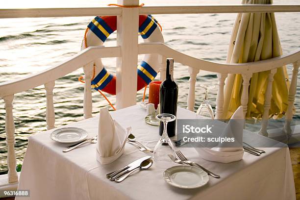 Cena Romántica Foto de stock y más banco de imágenes de Botella de vino - Botella de vino, Playa, Aire libre