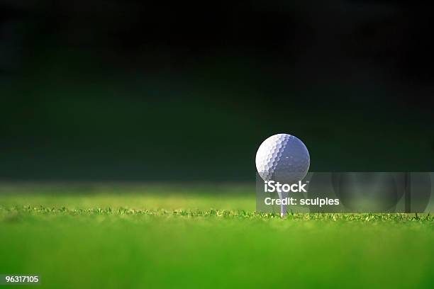 Tee E Golfball No Verde - Fotografias de stock e mais imagens de Campo de Golfe - Campo de Golfe, Golfe, Bola de Golfe