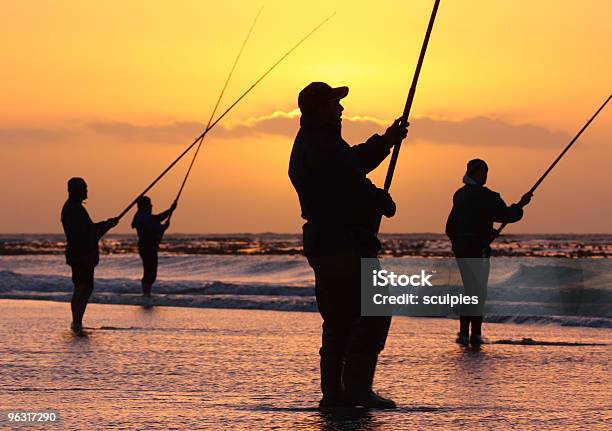 Photo libre de droit de Pêcheur banque d'images et plus d'images libres de droit de Activité de loisirs - Activité de loisirs, Aube, Coucher de soleil