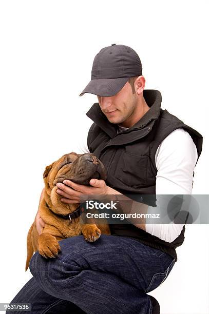 Photo libre de droit de Jeune Homme Amoureux Sharpei banque d'images et plus d'images libres de droit de Amitié - Amitié, Amour, Animaux de compagnie