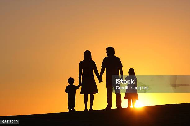 Famiglia Di Quattro - Fotografie stock e altre immagini di Famiglia - Famiglia, Sagoma - Controluce, Tramonto
