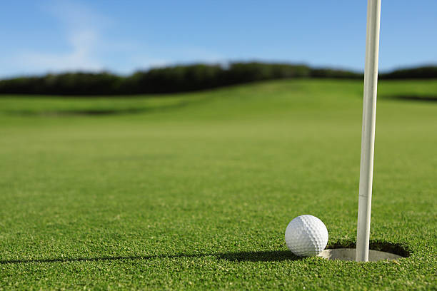 orificio de golf - golf flag fotografías e imágenes de stock