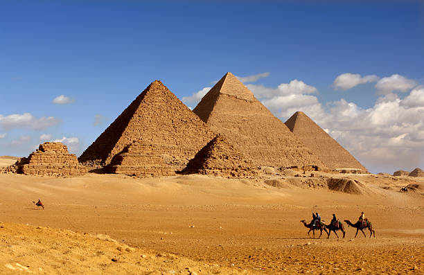 piramidi d'egitto - egypt camel pyramid shape pyramid foto e immagini stock