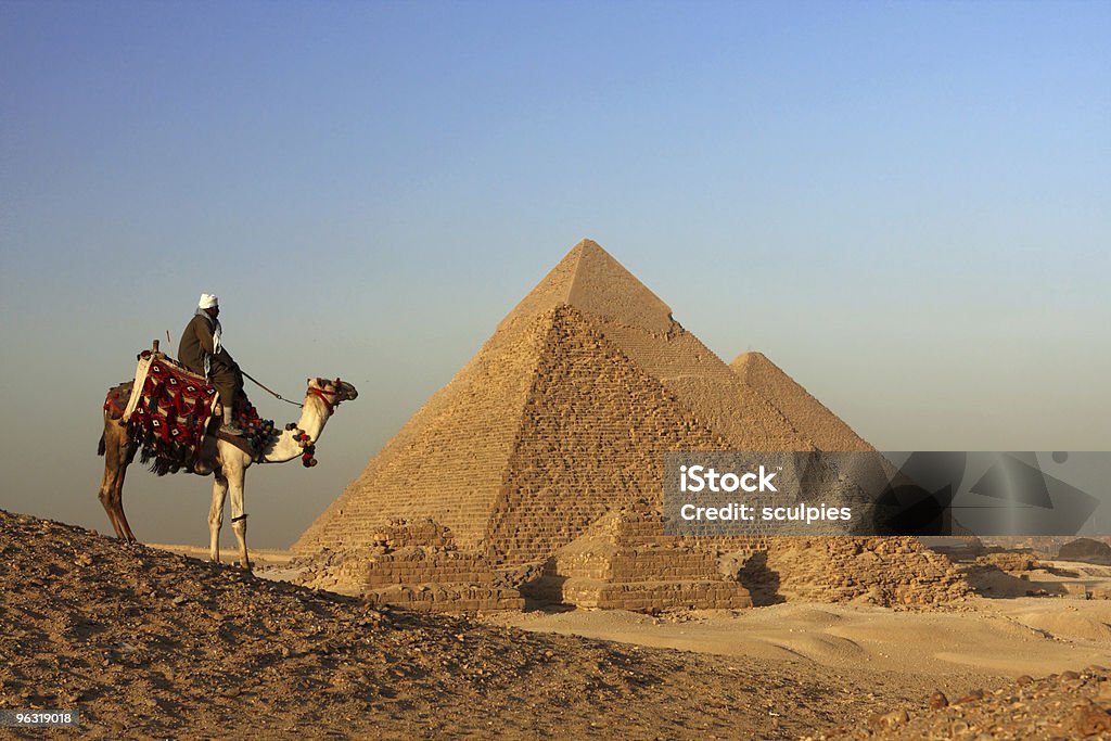 Bédouin et les pyramides - Photo de Égypte libre de droits