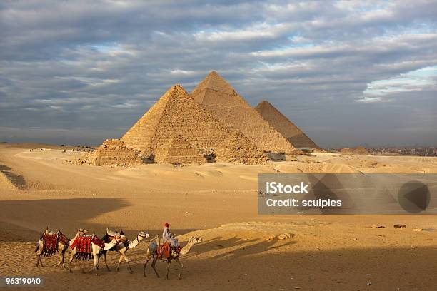 Pirâmides Egipto Camels - Fotografias de stock e mais imagens de Arqueologia - Arqueologia, Arquitetura, Cairo