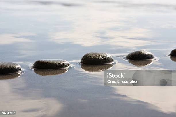 Stepping Stones - Fotografie stock e altre immagini di Acqua - Acqua, Passatoio, Pietra - Roccia