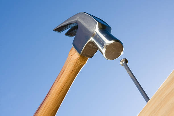 молоток - hammer nail work tool construction стоковые фото и изображения