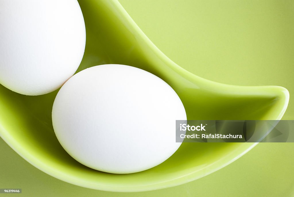 Uova bianche in un piattino verde - Foto stock royalty-free di Alimentazione sana