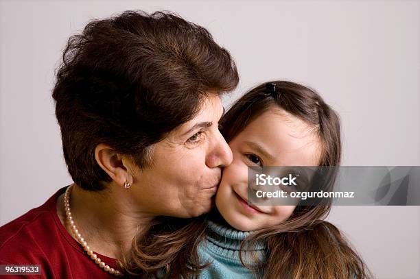 Nonna Bacio - Fotografie stock e altre immagini di Abbracciare una persona - Abbracciare una persona, Accudire, Adulto