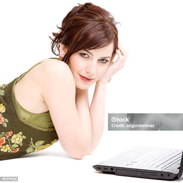 Hermosa Chica Con Su Computadora Portátil Foto de stock y más banco de imágenes de Adolescencia - Adolescencia, Adulto, Adulto joven