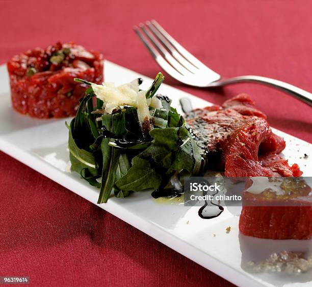 Foto de Carpaccio E Rúcula e mais fotos de stock de Azeite - Azeite, Bife de Carpaccio, Carne