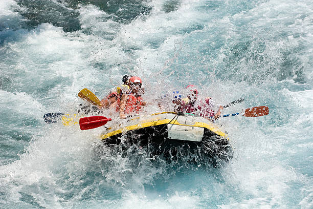 ホワイトウォーター急流下り - white water rafting rafting extreme sports adventure ストックフォトと画像